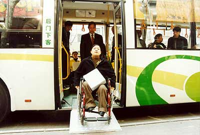 申沃为巴士集团打造的无障碍客车驶上淮海路-