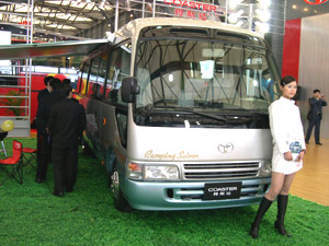 四川丰田展出两款柯斯达改装车