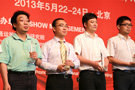 品牌与营销管理部部长（左二）领奖