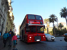 智利街头的宇通双层巴士
