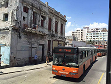宇通客车在古巴街头