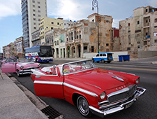 古巴街头停靠的复古老爷车