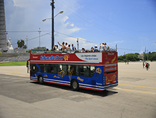 宇通双层巴士行驶在哈瓦那街头