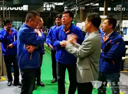 法士特严鉴铂董事长深入西安区和咸阳分公司调