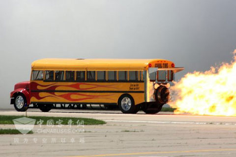 美国男子造喷气式校车