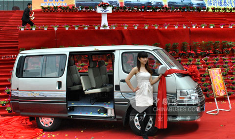 新款4.7米厦门金旅小海狮上市