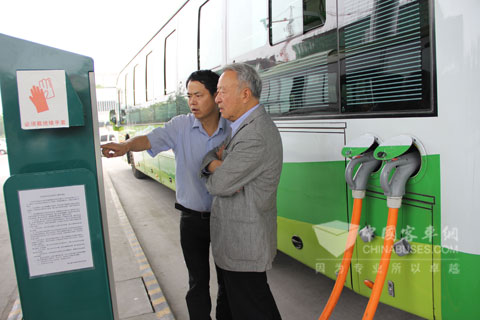 863节能与新能源汽车专家组视察恒通-客车产