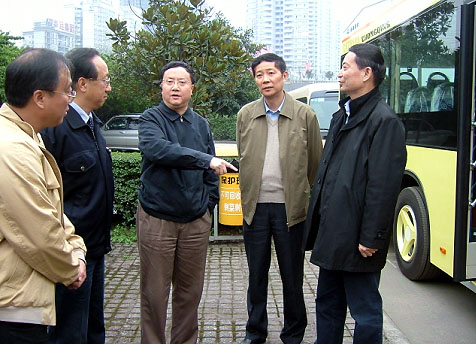 重庆副市长余远牧视察恒通客车:重庆公交有望跻身全国三甲