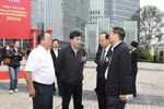 宾客双方亲切交流