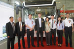 与会嘉宾在中国首辆获欧盟整车认证的纯电动客车YS6120GBEV前合影留念