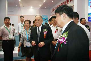 行业领导参观内燃机展