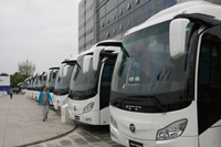 欧辉客车一字排开 整装待发
