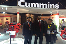 客车网总编（右一）与康明斯高层