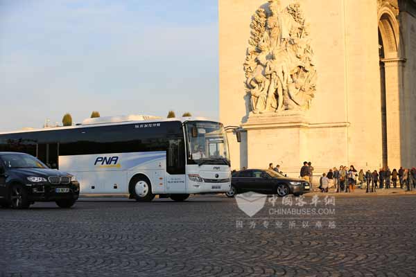 驶过法国凯旋门的宇通客车