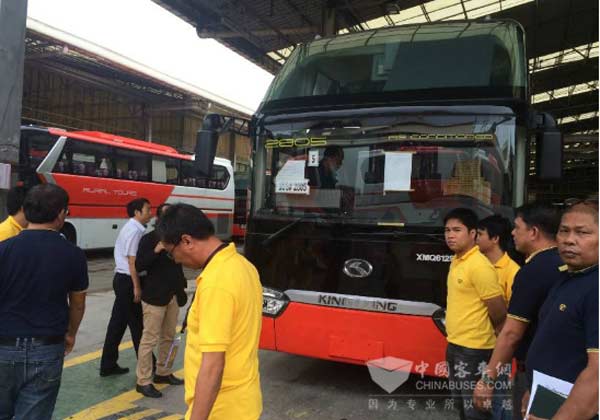 大金龙在菲律宾为足球队提供通勤服务