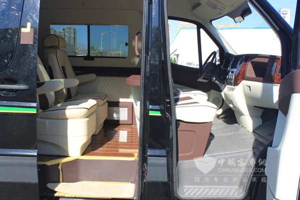 黄海瑞途宽敞舒适的内部空间