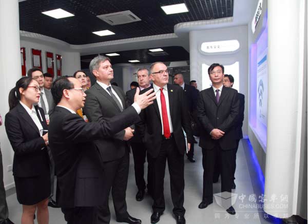 海格客车总经理吴文文向波黑总理介绍公司全球销售情况
