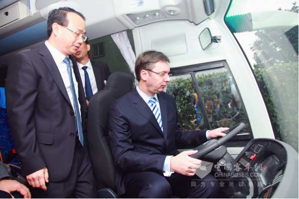 海格客车总经理吴文文向波黑总理介绍公司全球销售情况