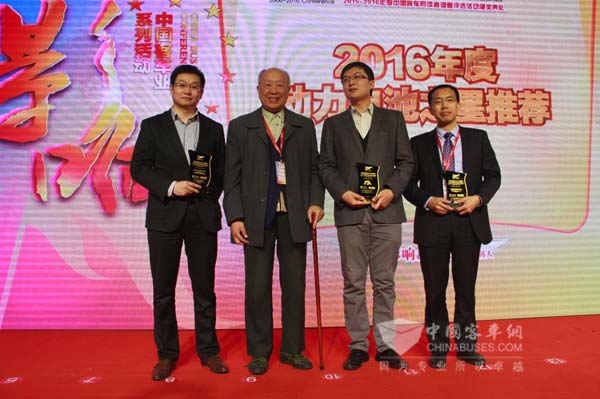 中国工程院院士杨裕生为2016年度动力电池之星获奖企业颁奖