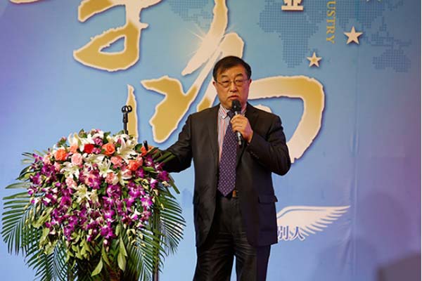 欧科佳公司总经理张小平在论坛上发表演讲
