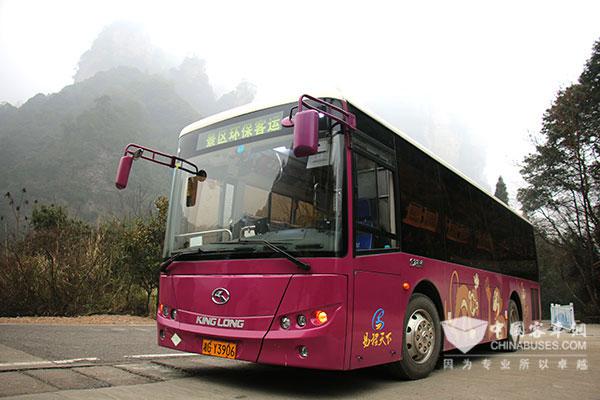 搭载康明斯B6.7G天然气发动机的公交车在景区中运营