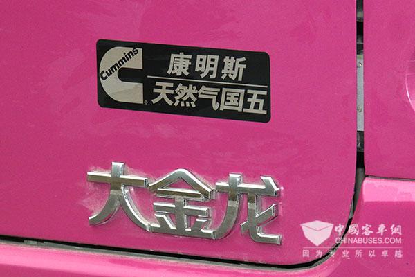 景区环保公交车尾部统一张贴的康明斯logo