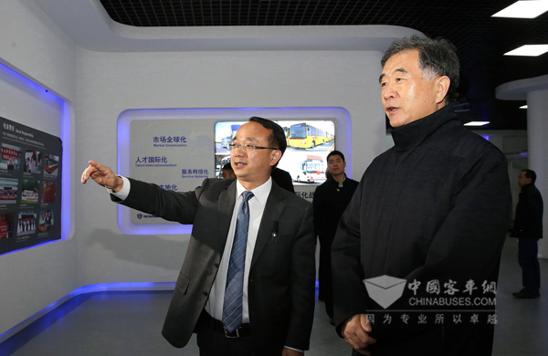 副总理汪洋（前排右一）听取海格客车总经理吴文文汇报