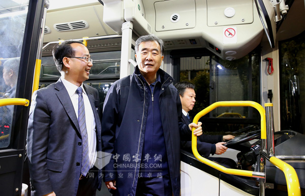 副总理汪洋与海格客车总经理吴文文在出口新能源公交车内亲切交谈