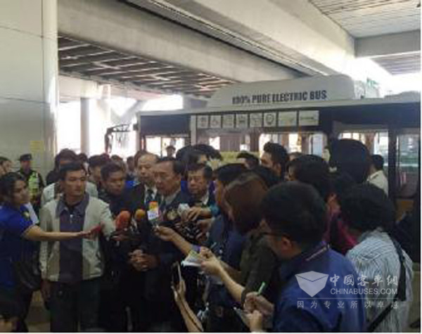 泰国交通部副部长翁信接受媒体采访