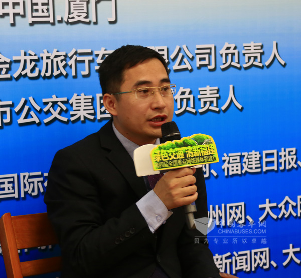厦门金龙旅行车有限公司常务副总经理彭东庆接受记者采访