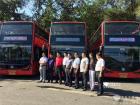 北京公交集团相关工作人员与银隆双层巴士合影。