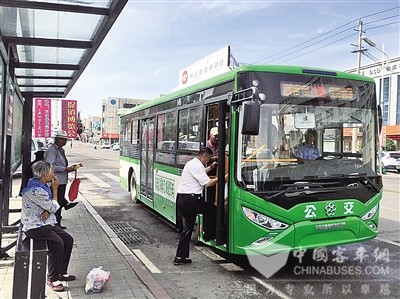  内蒙古：新能源公交车亮相巴彦浩特街头