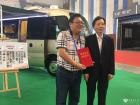 中国公路学会客车分会理事长王奇英为金龙房车礼宾车颁发获奖证书
