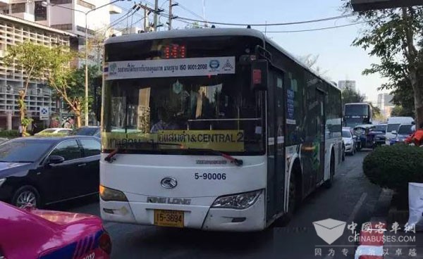 金龙公交车在曼谷市区