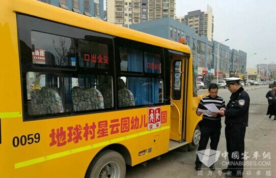 武汉新洲治理“黑校车” 保障孩子上学安全
