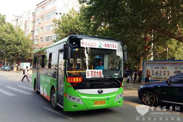 山西大同：恒山脚下跑起新能源公交车