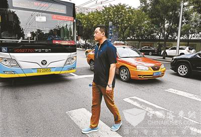 北京：862条公交线加入“礼让斑马线”活动