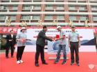 中国旅游车船协会副会长黄伟建颁发比赛启动钥匙