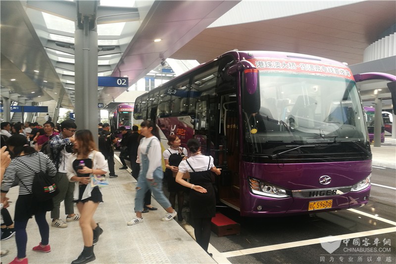 乘坐海格接驳巴士到达珠海口岸