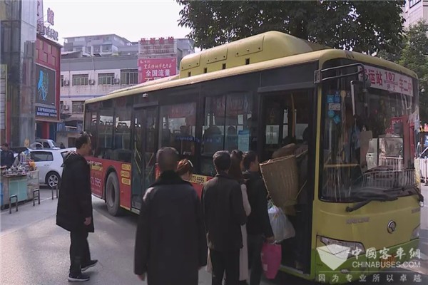 河南郑州：公交新体验可以“拼”的公交车来了