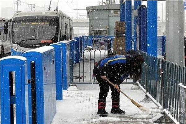 北京：公交启动雪天预案 早晚高峰和火车站周边增配运力