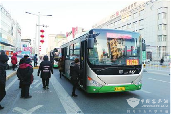 黑龙江：“绿色公交”承载山城新感受
