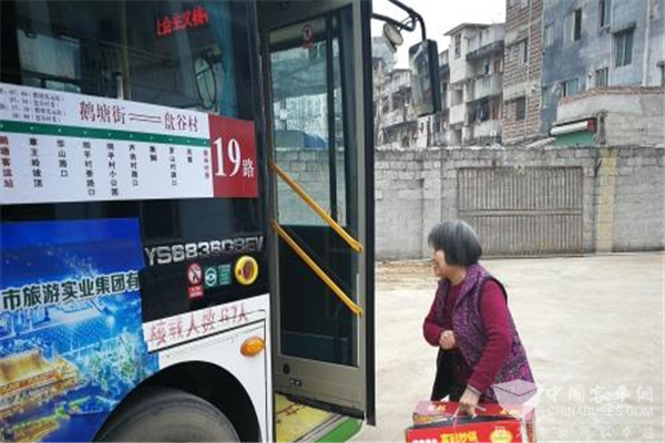 广西：新能源公交车开进村