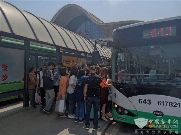 湖北：武汉公交缩短发车间距应对返程高峰