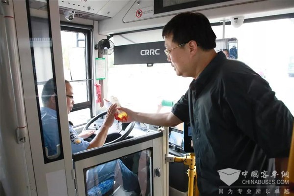 江苏：无锡公交集团领导慰问奋战在高温一线的公交驾驶员