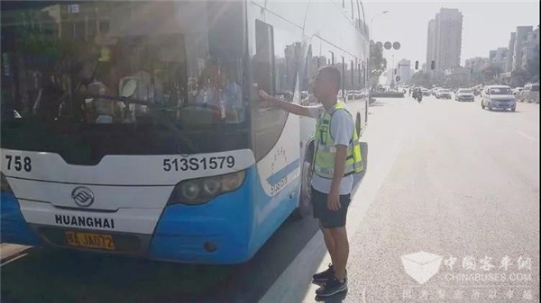 武汉：40度高温下的公交安全志愿者