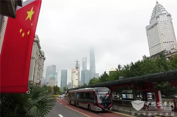 上海久事公交国庆运送乘客1400万人次 风雨中用责任和坚守为乘客出行护航