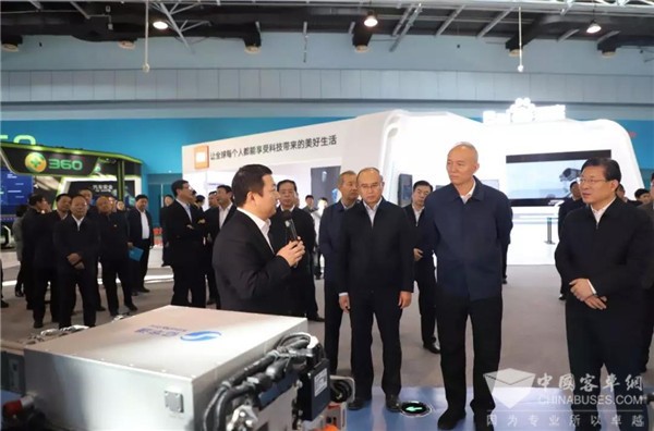 京津冀协同发展 “氢”心助力 党政领导重点视察亿华通氢燃料电池发动机