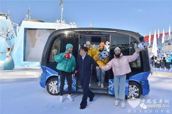 北京2022年冬奥志愿者全球招募启动 成龙搭乘金龙阿波龙到场助阵