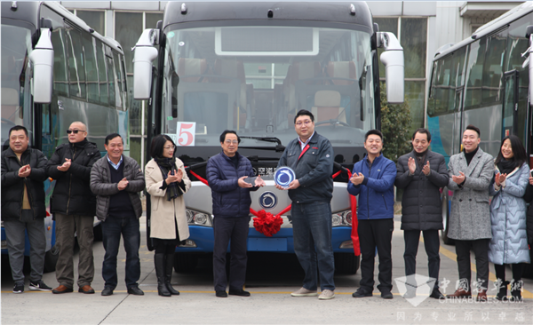 服务世界级航空枢纽 申龙机场巴士批量交付上海空港巴士